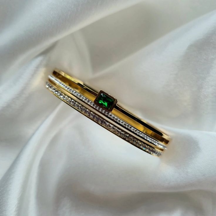 Emerald gold handcuff