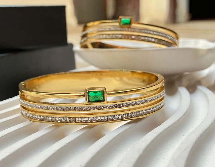 Emerald gold handcuff